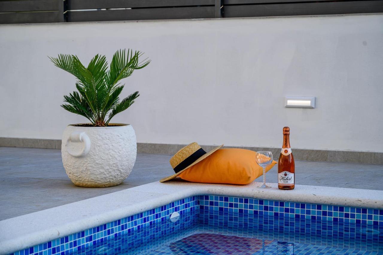 Villa Relax - Beautiful Apartment With Heated Saltwater Pool & Jacuzzi Kaštela 외부 사진