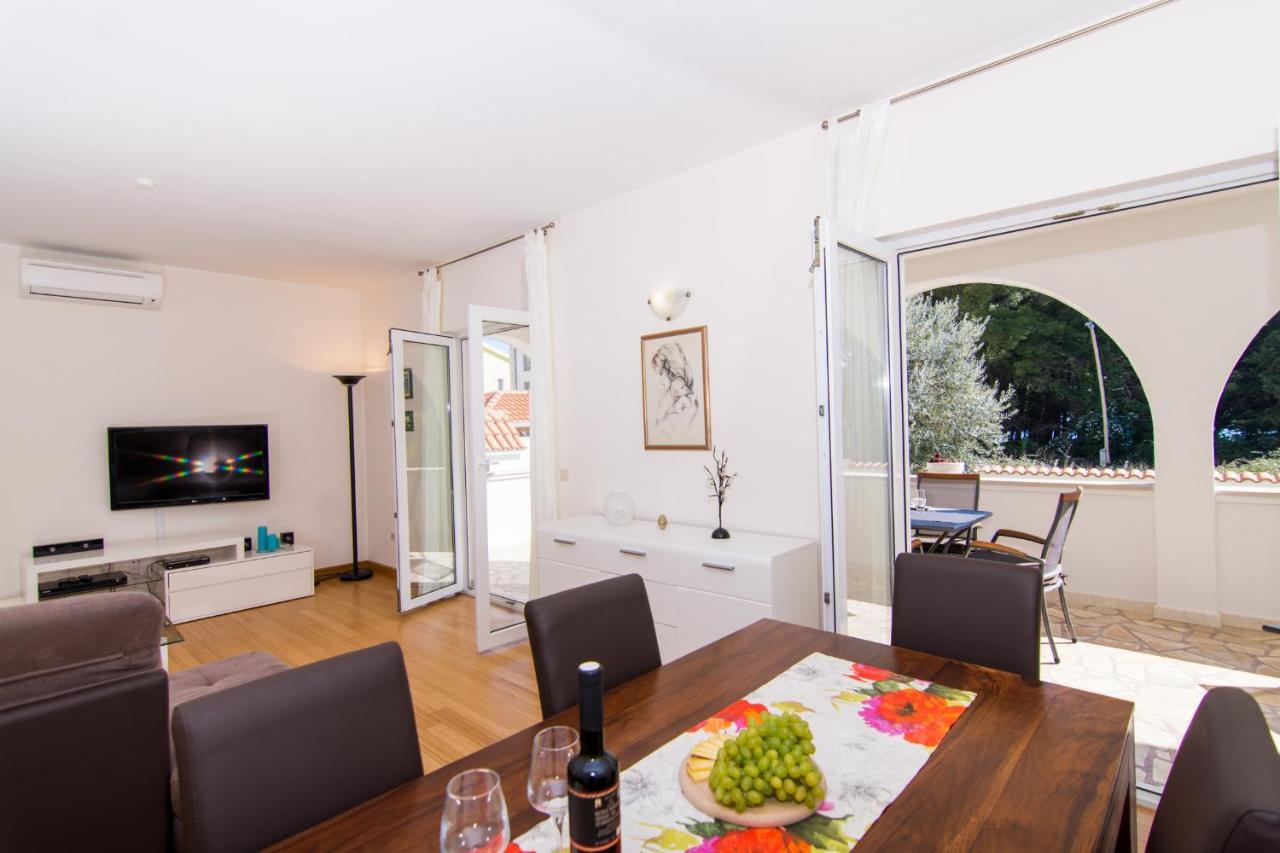 Villa Relax - Beautiful Apartment With Heated Saltwater Pool & Jacuzzi Kaštela 외부 사진
